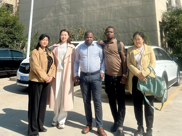 布基納法索客戶(hù)參觀工廠玉米磨粉機(jī)